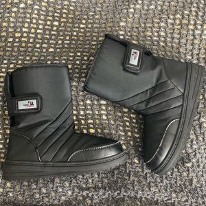 Snow boots